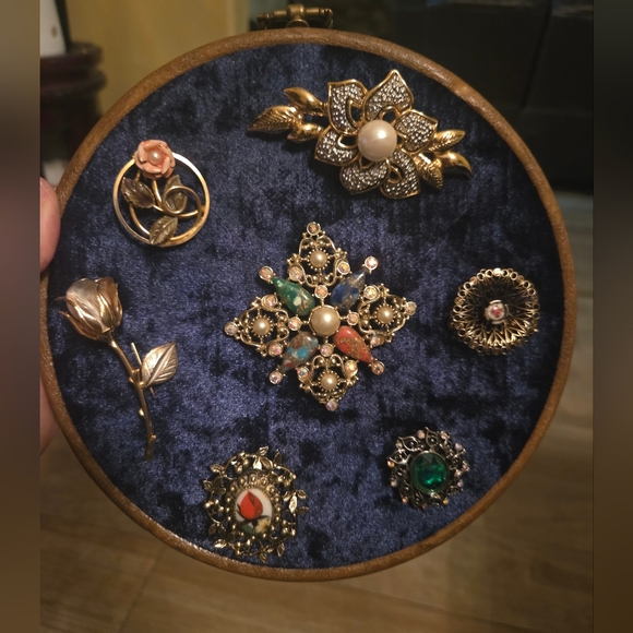 Vintage Floral Brooch Set of 7 on Navy Blue Velvet Hanging Display Case - Picture 4 of 12
